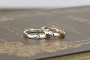 ダイヤモンドを留めたペアリング