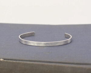 マット仕上げのバングル