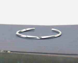 ひねったデザインのスクリューバングル